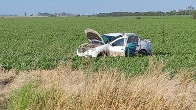 El móvil policial volcó al salir despistado de la ruta provincial 32 cerca de El Socorro en la mañana de este domingo. El móvil policial volcó al salir despistado de la ruta provincial 32 cerca de El Socorro en la mañana de este domingo.