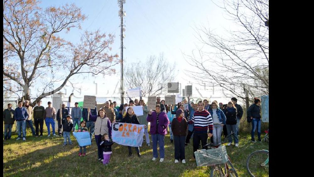 Quienes viven en los barrios Champagnat, Otero y Esperanza se apostaron, con pancartas, en cercanías de la antena. (LA OPINION)