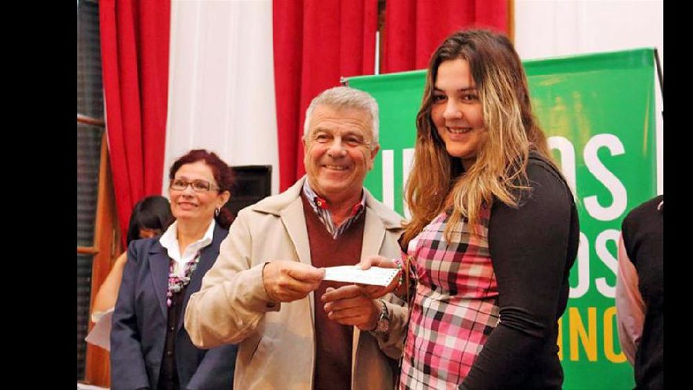 El intendente Pacini entregó las becas municipales a estudiantes de distintos niveles. (LA OPINION)