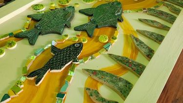 La obra, titulada “Peces del Paraná”, se enriqueció con el uso de piezas de mosaico donadas por la artista brasileña Carolina Kawall. La obra, titulada “Peces del Paraná”, se enriqueció con el uso de piezas de mosaico donadas por la artista brasileña Carolina Kawall.