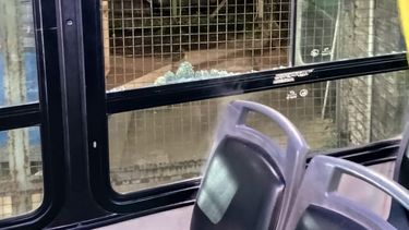 Zárate: atacaron a piedras a un colectivo del SIT Zárate: atacaron a piedras a un colectivo del SIT