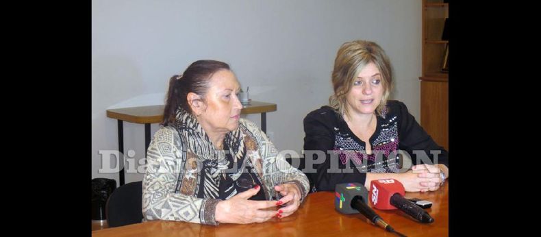 Delia Enría, junto a Silvina Sansarricq, marcó los desafíos que enfrenta el mundo en el control de las zoonosis.  En la charla ratificó sus conceptos. (LA OPINION)