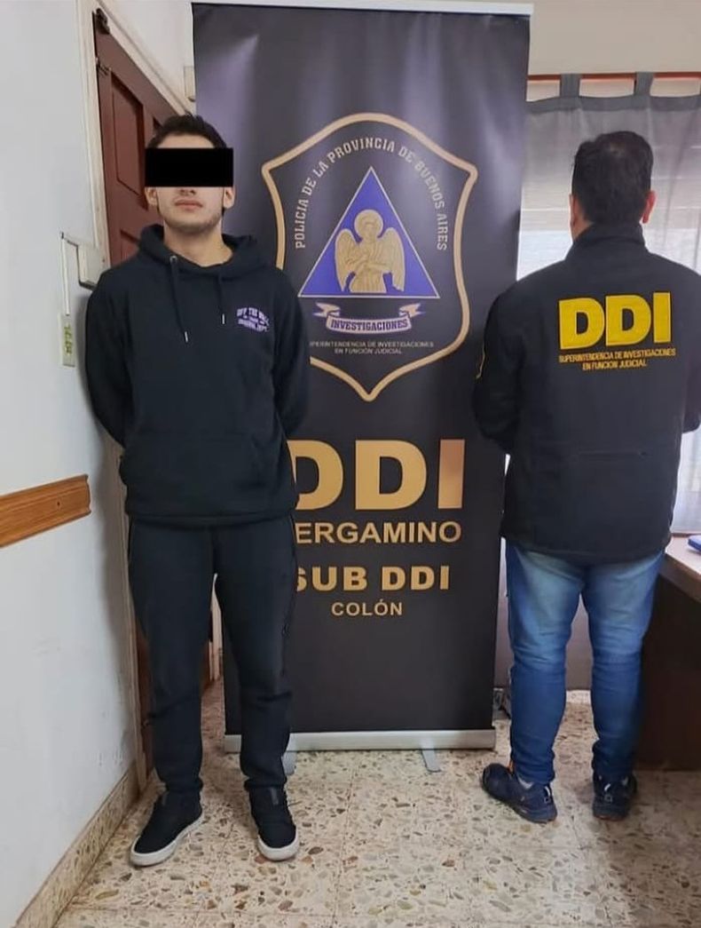 El sujeto se entregó en sede judicial y la Sub DDI Colón se encargó del procedimiento de detención. El sujeto se entregó en sede judicial y la Sub DDI Colón se encargó del procedimiento de detención.