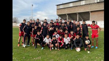 Los chicos acompañando a los jugadores de primera. Los chicos acompañando a los jugadores de primera.