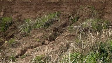 En la autopista a la altura del kilómetro 201 (bajada Da Fonte) se puede ver un gran socavón en el terraplén de la traza.