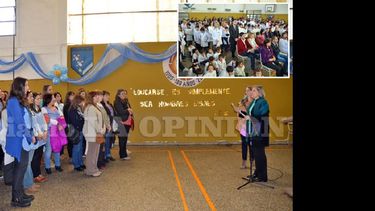 Los nuevos docentes juraron el pasado viernes en la sede de la Escuela Primaria Nº 22. (LA OPINION)