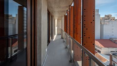 El edificio se encuentra en un punto estratégico de Mar del Plata y cercano a todos los servicios y lugares de estudio públicos y privados. El edificio se encuentra en un punto estratégico de Mar del Plata y cercano a todos los servicios y lugares de estudio públicos y privados.