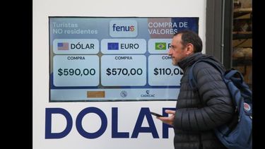 El sorpresivo resultado electoral impactó sobre las cotizaciones alternativas y en las provincias el dólar llegó a superar los $700. El sorpresivo resultado electoral impactó sobre las cotizaciones alternativas y en las provincias el dólar llegó a superar los $700.