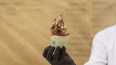 “Aleluya” combina una base de crema de avellanas naturales tostadas, cacao y granizado de chocolate amargo. “Aleluya” combina una base de crema de avellanas naturales tostadas, cacao y granizado de chocolate amargo.