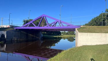 El intento de suicidio fue evitado por los transeúntes que se desplazaban por inmediaciones del puente del Arroyo que une las avenidas Colón e Intendente Illia el martes a las 22:00. El intento de suicidio fue evitado por los transeúntes que se desplazaban por inmediaciones del puente del Arroyo que une las avenidas Colón e Intendente Illia el martes a las 22:00.