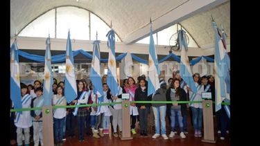 Con un emotivo acto en la Escuela Nº 42, se celebró ayer el Día de la Bandera Argentina
