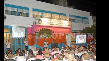 El emotivo acto tuvo lugar dentro y fuera de la Escuela.  (LA OPINION)