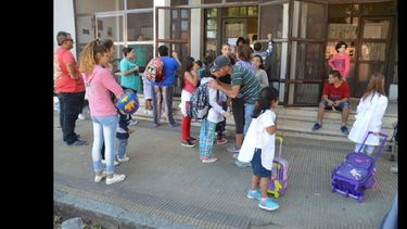 A pesar del paro, el 50 por ciento de los docentes decidieron dictar clases en los establecimientos educativos de nuestra ciudad. (LA OPINION)