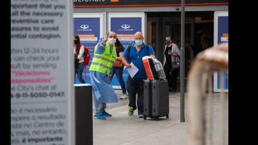 Migraciones señala en su web oficial que quienes no presenten esquema de vacunación completo, deberán hacer cuarentena y realizarse un PCR al séptimo día de ingreso.