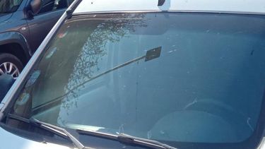 El vidrio del parabrisas fue dañado de un piedrazo, de acuerdo a lo que pudo reconstruir el propietario del utilitario Renault Kangoo vandalizado.