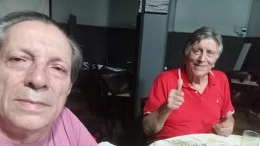 Carlos Coco Bello cenando con un amigo horas después de obtener el alta médica y someterse a chequeos médicos y realizar trámites con la Policía.