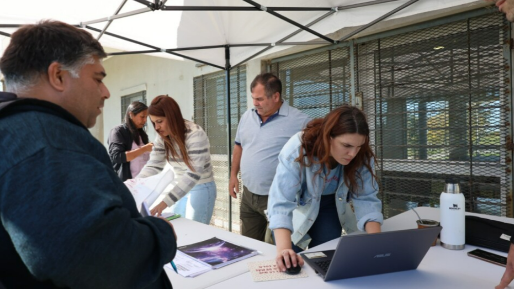 La Subsecretaría de Producción junto a la Oficina de Empleo llevarán a cabo este lunes una nueva jornada territorial en barrio Bajo Cementerio. La Subsecretaría de Producción junto a la Oficina de Empleo llevarán a cabo este lunes una nueva jornada territorial en barrio Bajo Cementerio.