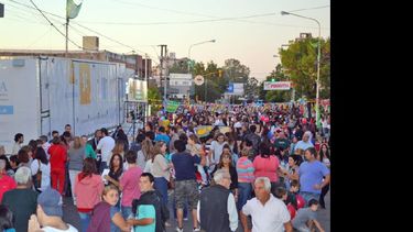 Al igual que el año pasado un sábado de abril se desarrollará Arte Noche en el paseo comercial de Juan B. Justo. (ARCHIVO LA OPINION)