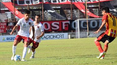 Douglas jugó su mejor partido en lo que va del torneo, pero perdió y sigue sin ganar de local. Douglas jugó su mejor partido en lo que va del torneo, pero perdió y sigue sin ganar de local.