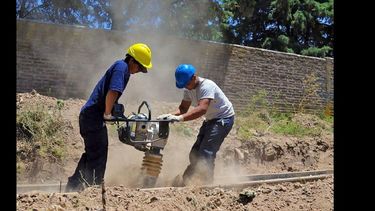Los trabajos se vienen llevando a cabo en distintos puntos de los barrios incorporados en esta etapa del Programa Hábitat. (LA OPINION)