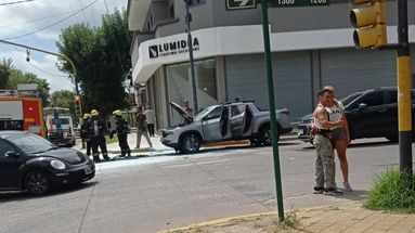 Incendio de una Fiat Toro en Colón y Alsina generó alarma ente automovilistas y transeúntes Incendio de una Fiat Toro en Colón y Alsina generó alarma ente automovilistas y transeúntes
