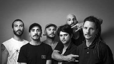 Atila de la Pampa. Una travesía sonora y poética que nace en la llanura y se expande en imágenes, palabras y canciones. En la foto: Juan Casanovas, Luis Avilés, Santiago Boscacci, Adrián Perugini, Federico Calabia y Fausto Nascimbene.