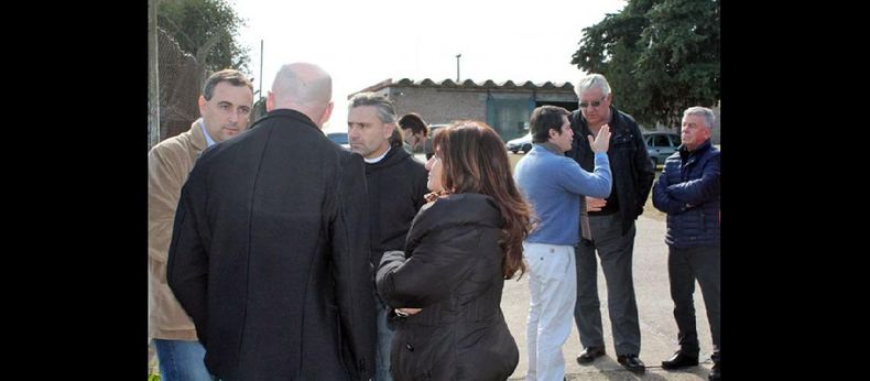 El intendente Omar Pacini estuvo dialogando con los funcionarios provinciales que ayer se acercaron a Vialidad en Arrecifes. (ARRECIFESNOTICIAS.COM)