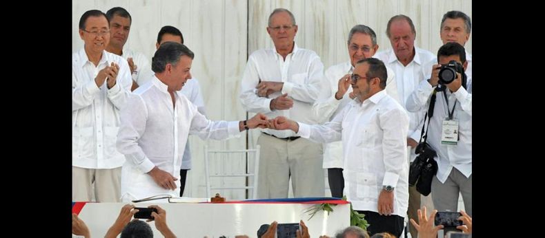 Juan Manuel Santos, presidente de Venezuela, y Rodrigo Londoño jefe de las Farc firmaron el acuerdo frente a 15 jefes de Estado. (ELCOMERCIO.PE)
