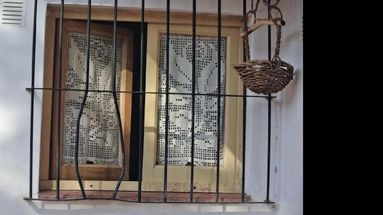 Las rejas no resultan un impedimento para los ladrones.  (LA OPINION)