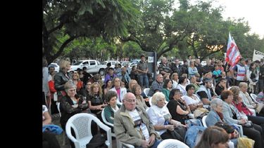 El acto cuenta con una importante convocatoria de los referentes de organismos de derechos humanos. (ARCHIVO LA OPINION)