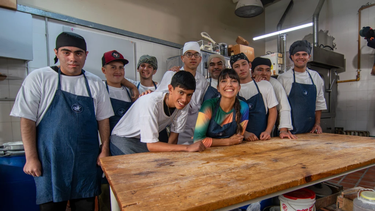 Este nuevo ciclo propone conocer de cerca las recetas e historias de personas con discapacidad, que encontraron en la gastronomía no solo un refugio, sino también la oportunidad de tener un trabajo digno, como cualquier persona que ama cocinar. Este nuevo ciclo propone conocer de cerca las recetas e historias de personas con discapacidad, que encontraron en la gastronomía no solo un refugio, sino también la oportunidad de tener un trabajo digno, como cualquier persona que ama cocinar.