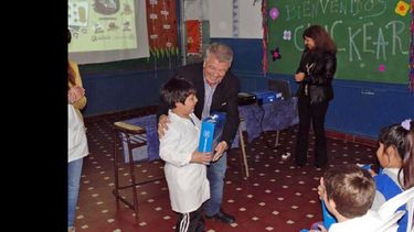 Omar Pacini encabezó la ceremonia de entrega en la Escuela de Educación Primaria Nº 23. (LA OPINION)