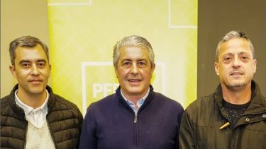 Los consejeros escolares Mariano Bocanera y Matías Moyano junto al Intendente Javier Martínez en un acto oficial. Los consejeros escolares Mariano Bocanera y Matías Moyano junto al Intendente Javier Martínez en un acto oficial.