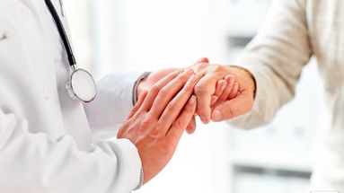 La jornada invita a destacar a los médicos, quienes dedican su vida a asistir pacientes, brindar primeros auxilios, prevenir y tratar enfermedades.