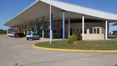 La terminal de ómnibus de media y larga distancia, instalada en el acceso a nuestra ciudad, iba a ser la competencia de La Carmela en Campana pero en 16 años el ex gobierno de Cáffaro no la habilitó y la actual gestión de Matzkin, dentro de un abanico de posibilidades, decidió que pase a ser parte de un centro comercial. La terminal de ómnibus de media y larga distancia, instalada en el acceso a nuestra ciudad, iba a ser la competencia de La Carmela en Campana pero en 16 años el ex gobierno de Cáffaro no la habilitó y la actual gestión de Matzkin, dentro de un abanico de posibilidades, decidió que pase a ser parte de un centro comercial.