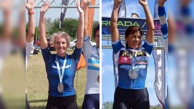 María Rodríguez y Graciela Torres durante la premiación en Sierra de los Padres.