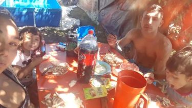 El asesino junto a las víctimas en un almuerzo de Zárate. El asesino junto a las víctimas en un almuerzo de Zárate.