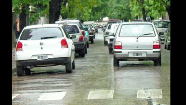 Estacionar en mano izquierda en la zona céntrica es una práctica común. (LA OPINION)