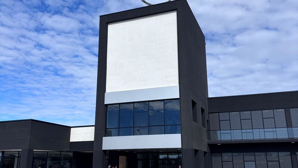 Hito productivo en el corazón automotriz bonaerense, Mercedes-Benz abrió en Zárate su nuevo Centro Industrial y genera expectativa en el sector. Hito productivo en el corazón automotriz bonaerense, Mercedes-Benz abrió en Zárate su nuevo Centro Industrial y genera expectativa en el sector.
