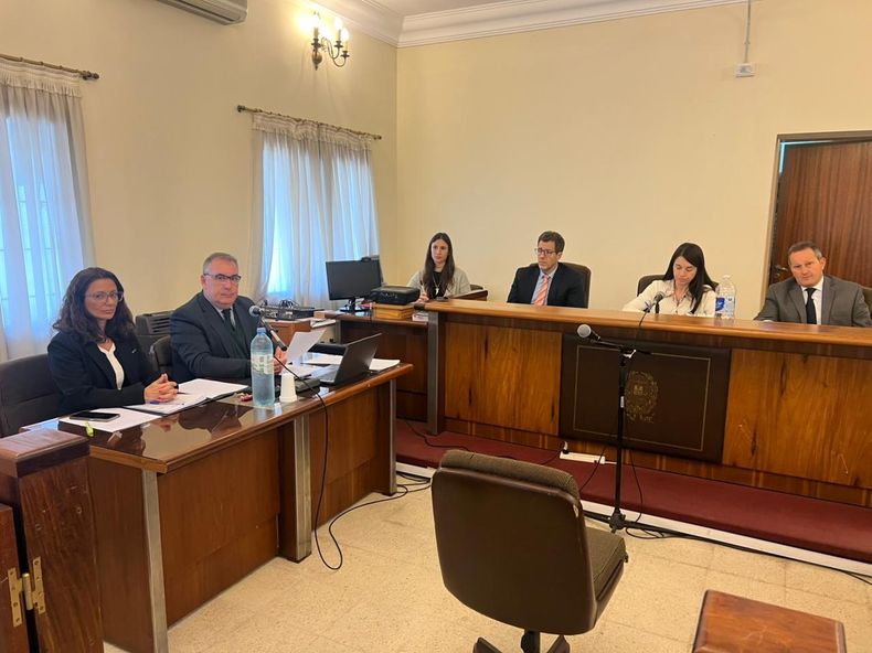 El fiscal Nelson Mastorchio y la instructora judicial María José Suárez desde el banquillo de la acusación llevaron a los testigos del Hogar Convivencial y de la Asesoría Pericial que recibieron el testimonio en primera persona de la adolescente víctima de los abusos que se expusieron ante los jueces del Tribunal Oral en lo Criminal 1 Marcela Santoro, Ignacio Uthurry y Guillermo Burrone.