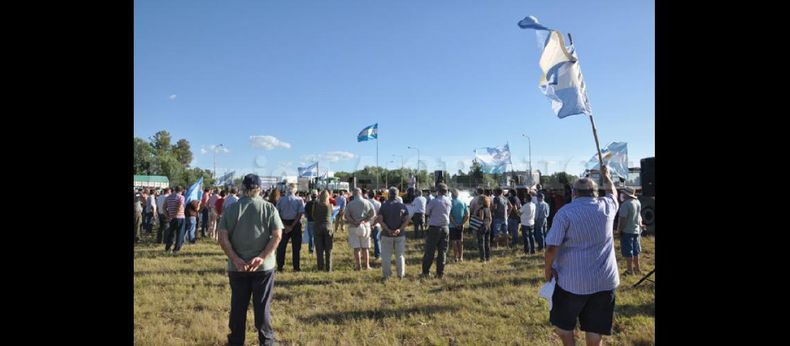 Cerca de 200 personas escucharon los discursos de los dirigentes y productores autoconvocados. Decidieron adherir al paro propuesto por la Mesa de Enlace. (LA OPINION)