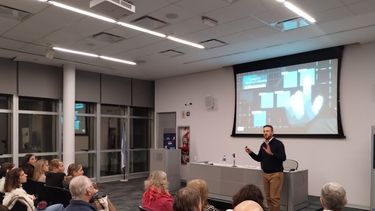 El pediatra Luciano Roldán, experto en neuropediatría, disertó en Pergamino.