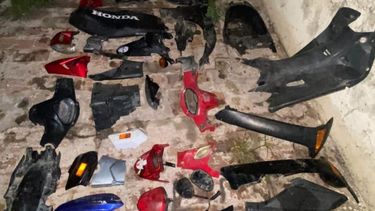 En un domicilio de Blas Parera al 1.200 secuestraron una gran cantidad de repuestos de motos obtenidos de motocicletas desmanteladas. En un domicilio de Blas Parera al 1.200 secuestraron una gran cantidad de repuestos de motos obtenidos de motocicletas desmanteladas.
