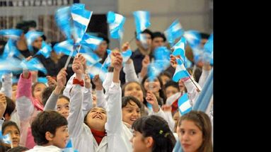En la ocasión, alumnos de 4º año de la Escuela Primaria Nº 42 realizarán su promesa de lealtad a la Bandera. (INTERNET)