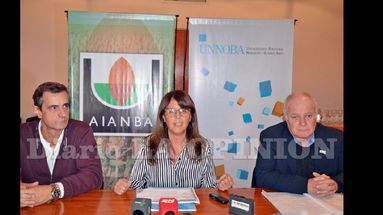 José Mutti, Adriana Andrés y Omar Scheneiter durante la presentación del Simposio de Sorgo.  (LA OPINION)