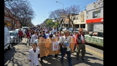 Cada año, Mario Batalla, acompañado de instituciones, lleva adelante la Marcha por los Derechos del Niños. (LA OPINION)