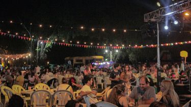 Este fin de semana, Zárate se llena de actividades culturales, recreativas y gastronómicas para todas las edades. La Municipalidad organiza eventos que incluyen torneos de tenis de mesa, ferias de colectividades, obras de teatro y shows musicales, además de propuestas gastronómicas al aire libre Este fin de semana, Zárate se llena de actividades culturales, recreativas y gastronómicas para todas las edades. La Municipalidad organiza eventos que incluyen torneos de tenis de mesa, ferias de colectividades, obras de teatro y shows musicales, además de propuestas gastronómicas al aire libre