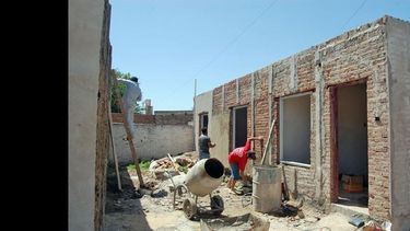 En este día se evoca la figura de los obreros de la construcción y junto a ella se resalta el trabajo contrarreloj que numerosos trabajadores efectivizan en cada obra. (ARCHIVO LA OPINION)