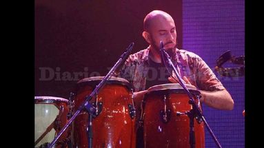 El músico Mariano Risso integra la banda The colibritis que acompaña al exitoso mago y comediante Radagast. (DIARIO LA OPINION)