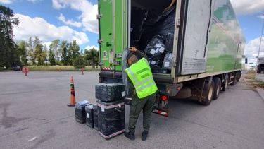 Efectivos de Gendarmería Nacional Argentina, pertenecientes a la Sección Seguridad “Paraná de las Palmas” del Escuadrón 63 “Zárate–Brazo Largo”, secuestraron un importante cargamento de cigarrillos de origen extranjero durante un operativo de control realizado sobre la Ruta Nacional N°12, a la altura del kilómetro 85.500, en la zona donde funcionaba el antiguo peaje. Efectivos de Gendarmería Nacional Argentina, pertenecientes a la Sección Seguridad “Paraná de las Palmas” del Escuadrón 63 “Zárate–Brazo Largo”, secuestraron un importante cargamento de cigarrillos de origen extranjero durante un operativo de control realizado sobre la Ruta Nacional N°12, a la altura del kilómetro 85.500, en la zona donde funcionaba el antiguo peaje.